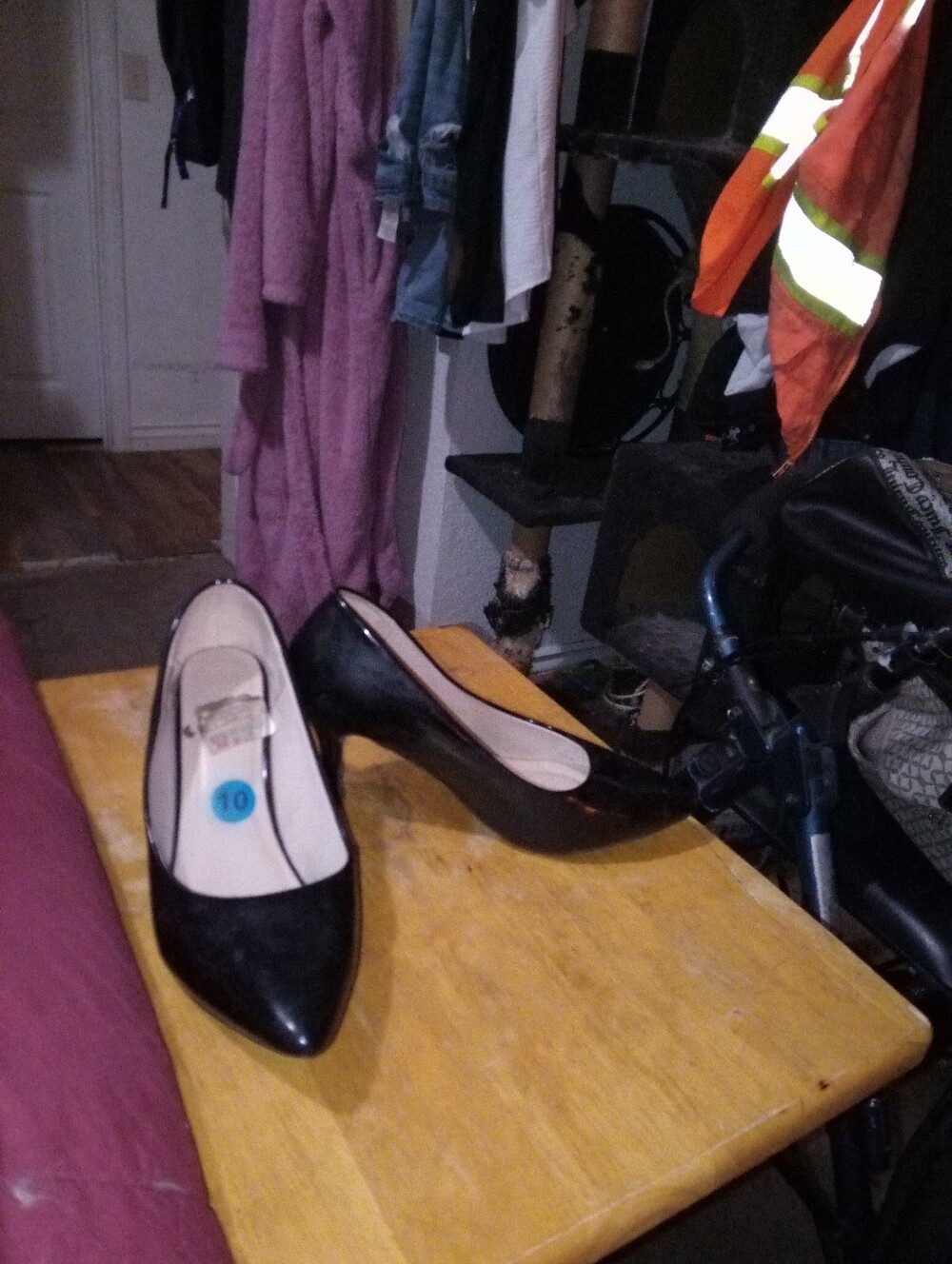 Black Women's Pointed-Toe Pumps - Classic Everyday Heels